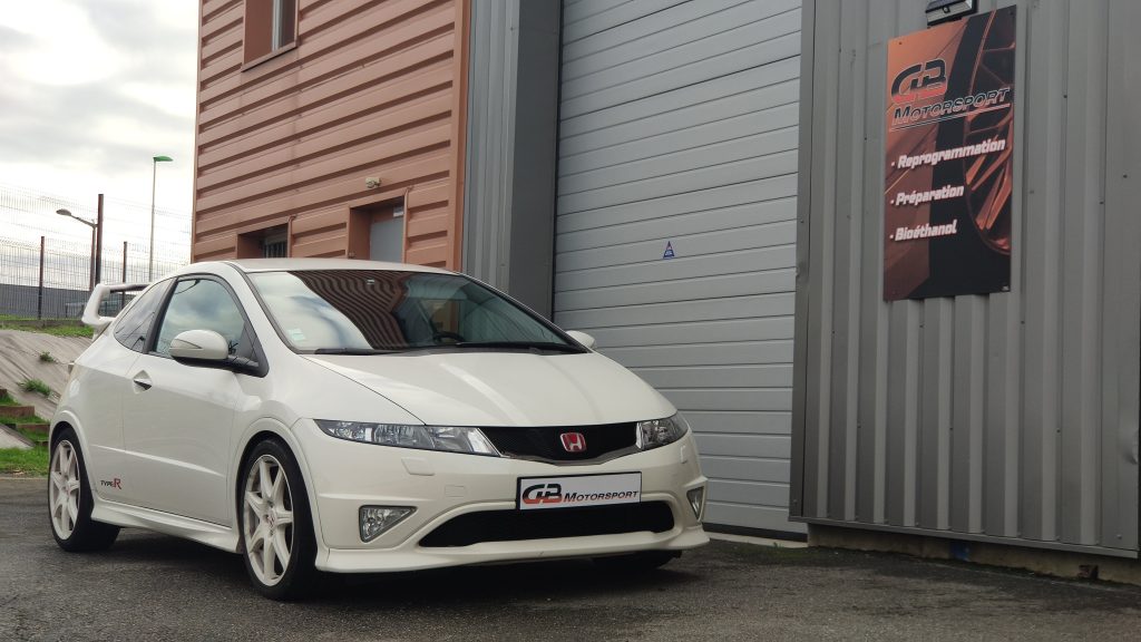 Honda civic type r devant garage GHB Motorpsort