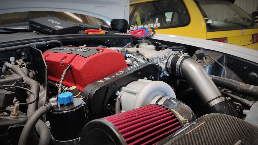 Baie moteur d'une voiture préparée