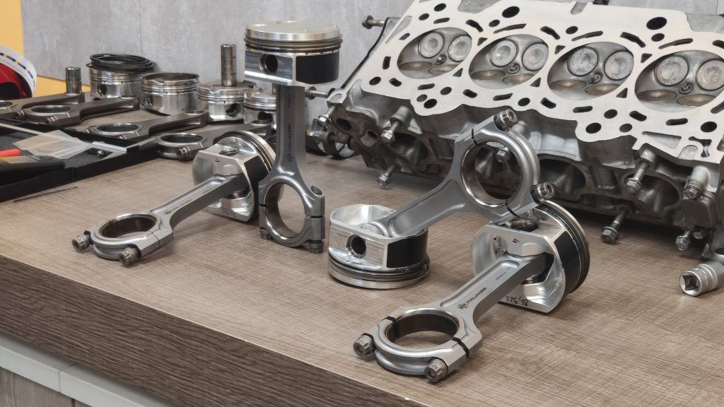 pistons bielles et vilebrequin moteur de voiture démonté