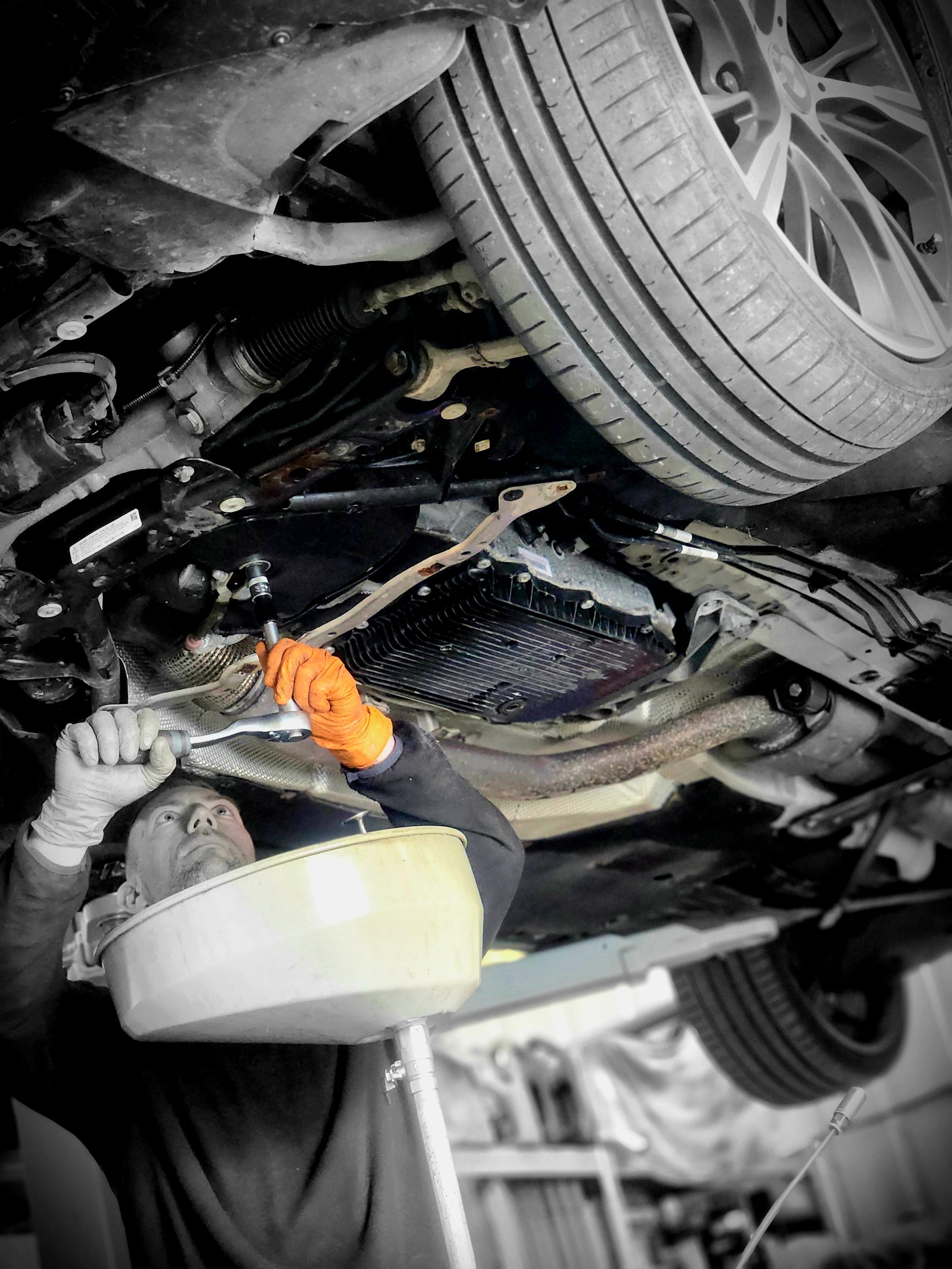 mécanicien effectuant une vidange dans garage automobile GHB Motorsport